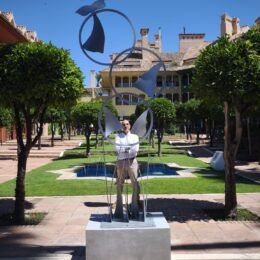 Puerto Sotogrande convierte el arte contemporáneo en parte de su paisaje con las esculturas de José Luis Biedma - Gastronomía y Moda