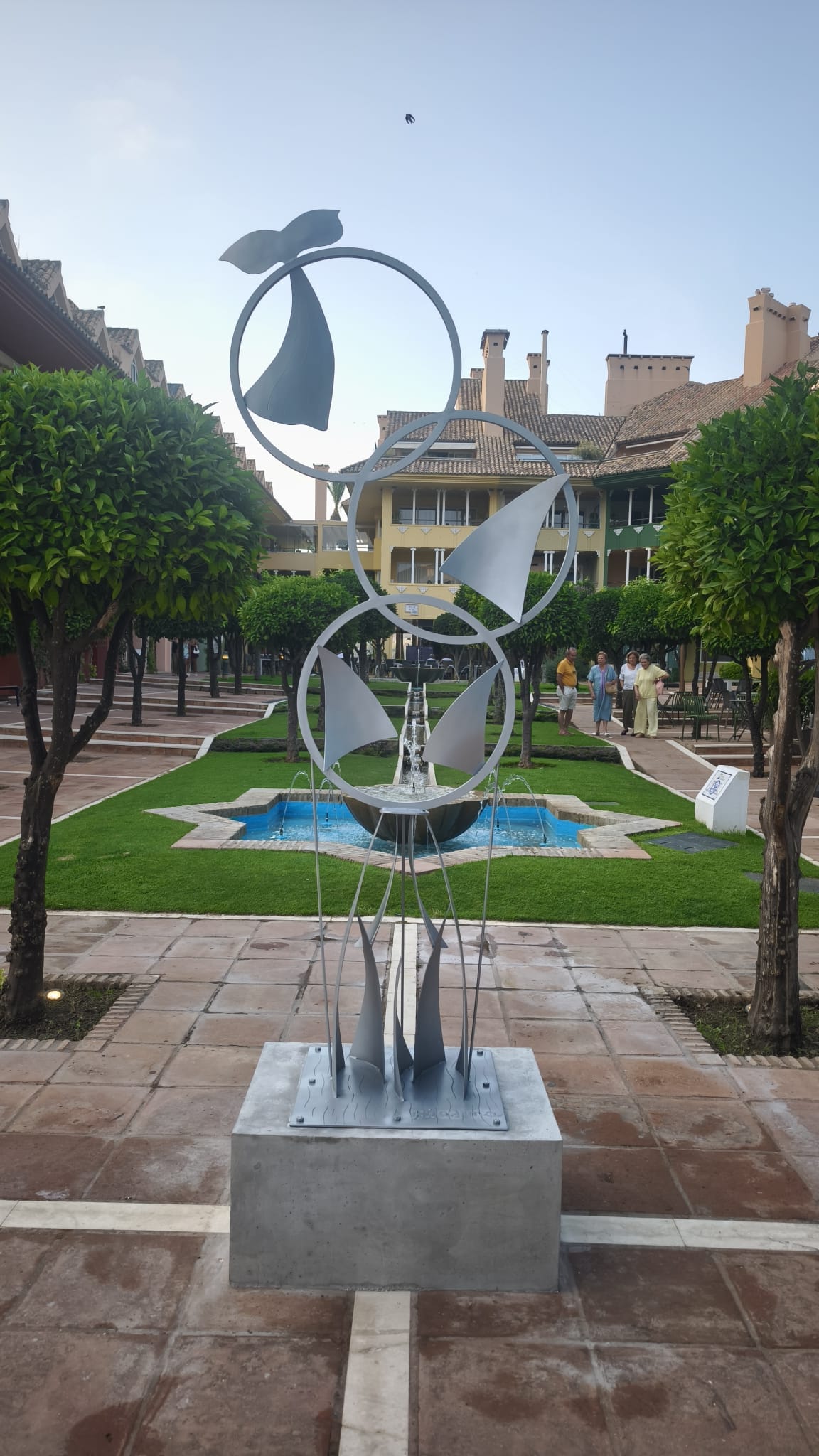 Puerto Sotogrande convierte el arte contemporáneo en parte de su paisaje con las esculturas de José Luis Biedma - Gastronomía y Moda