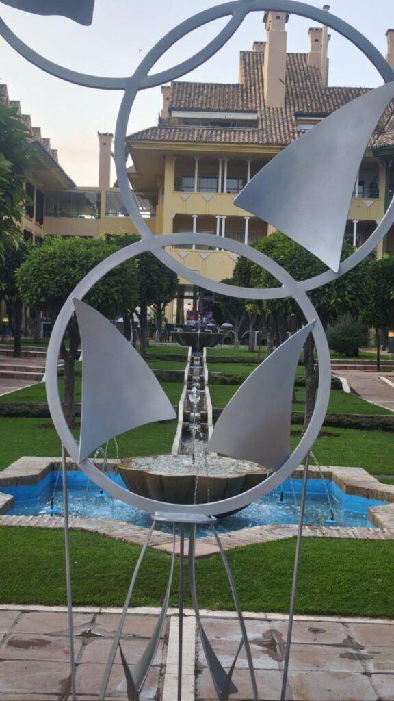 Puerto Sotogrande convierte el arte contemporáneo en parte de su paisaje con las esculturas de José Luis Biedma - Gastronomía y Moda