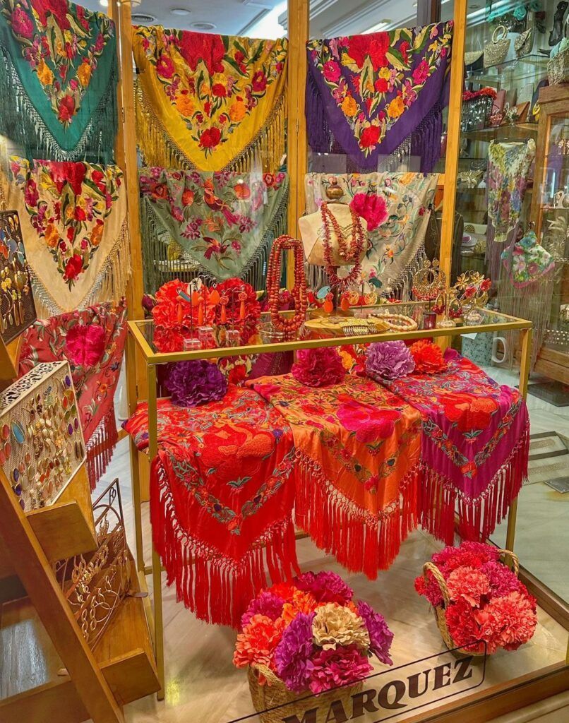 Cómo construir un armario atemporal sin gastar de más Así son los mantoncillos de Casa Márquez que las flamencas originales tienen ya en sus armarios - Gastronomía y Moda