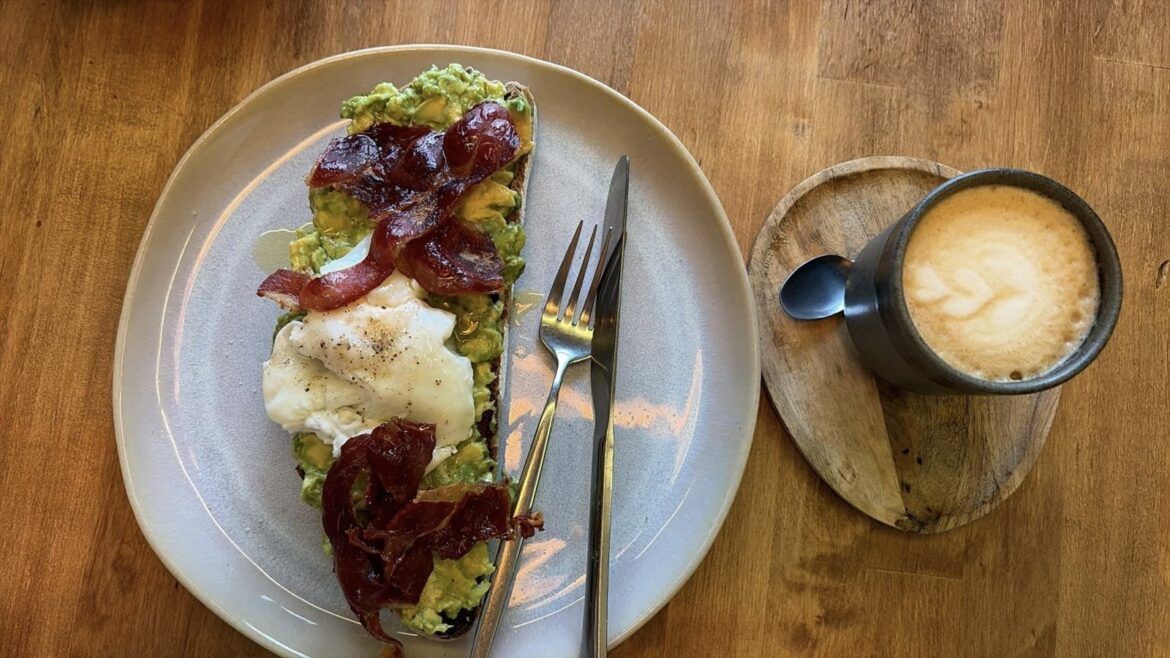 Tostada de jamón, aguacate y huevo poché - Gastronomía y Moda