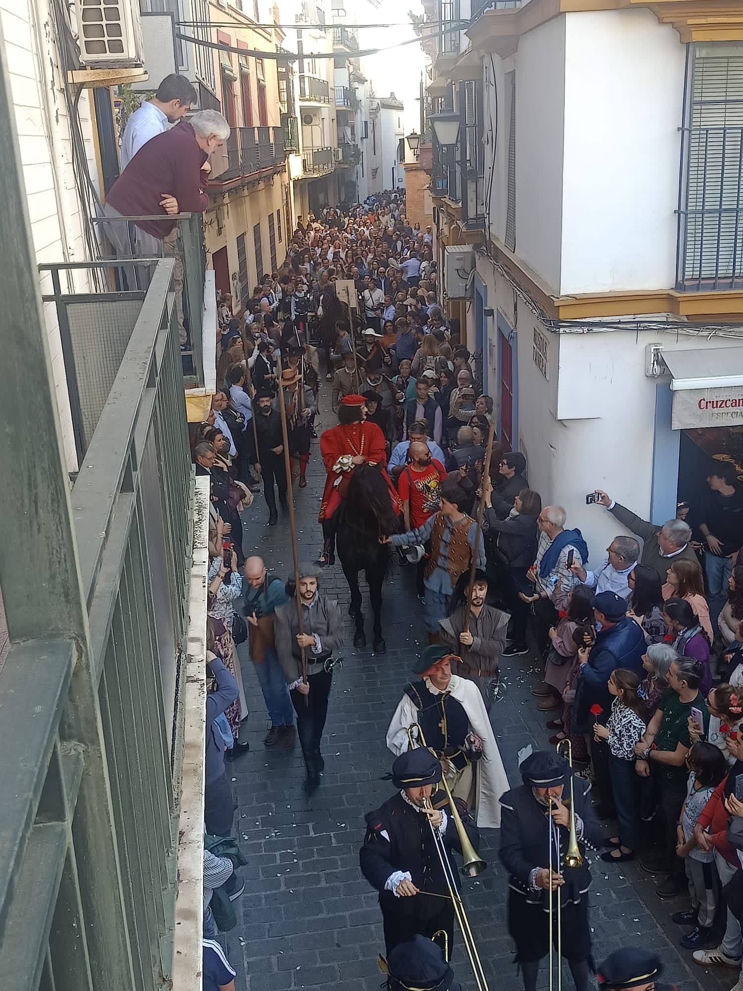 Carlos V e Isabel de Portugal reviven su entrada en Sevilla 500 años después con un desfile sin precedentes - Gastronomía y Moda