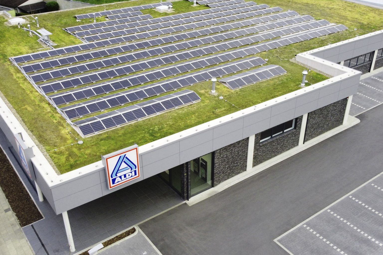 ALDI prevé cerrar el año con un 70% más de supermercados con placas solares - Gastronomía y Moda