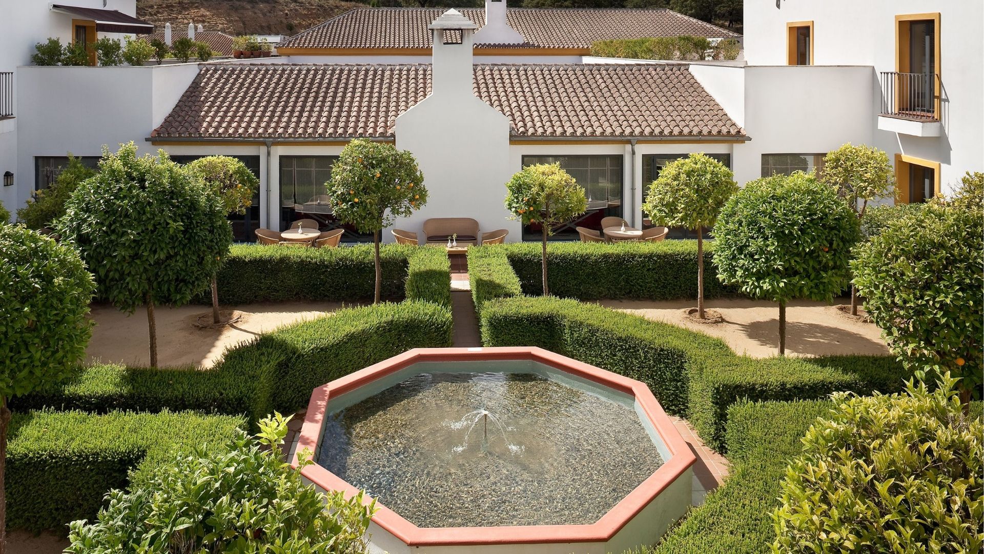 Castellar de la Frontera, el destino de Cádiz donde disfrutar del otoño entre alcornocales, berrea, gastronomía y golf - Gastronomía y Moda