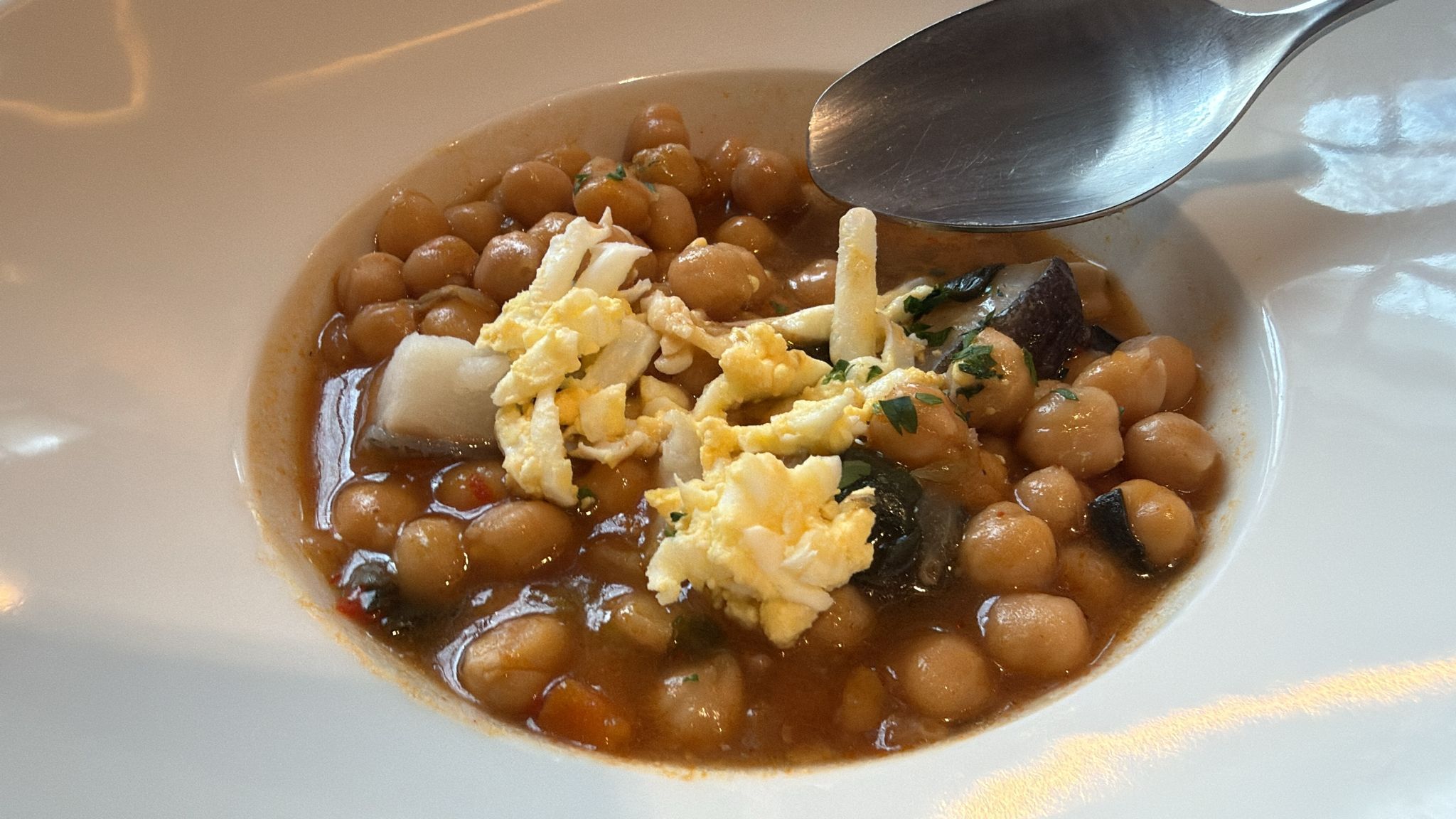 Comer en plena Plaza de Cibeles por 14,95 €: un menú del día con vistas, cultura y servicio impecable en Azotea Cibeles - Gastronomía y Moda