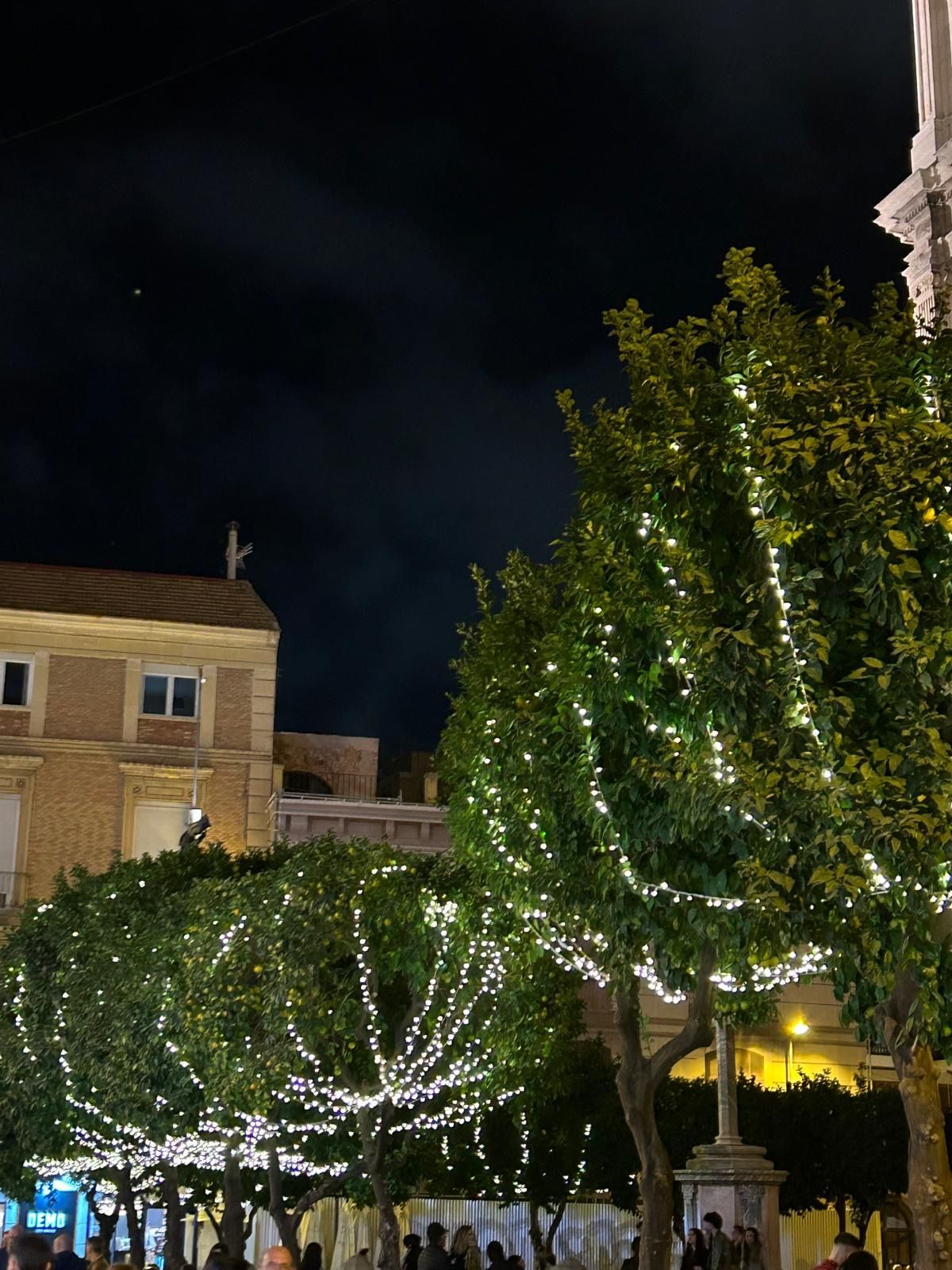 Murcia enciende la Navidad con el corazón por los afectados por la DANA - Gastronomía y Moda