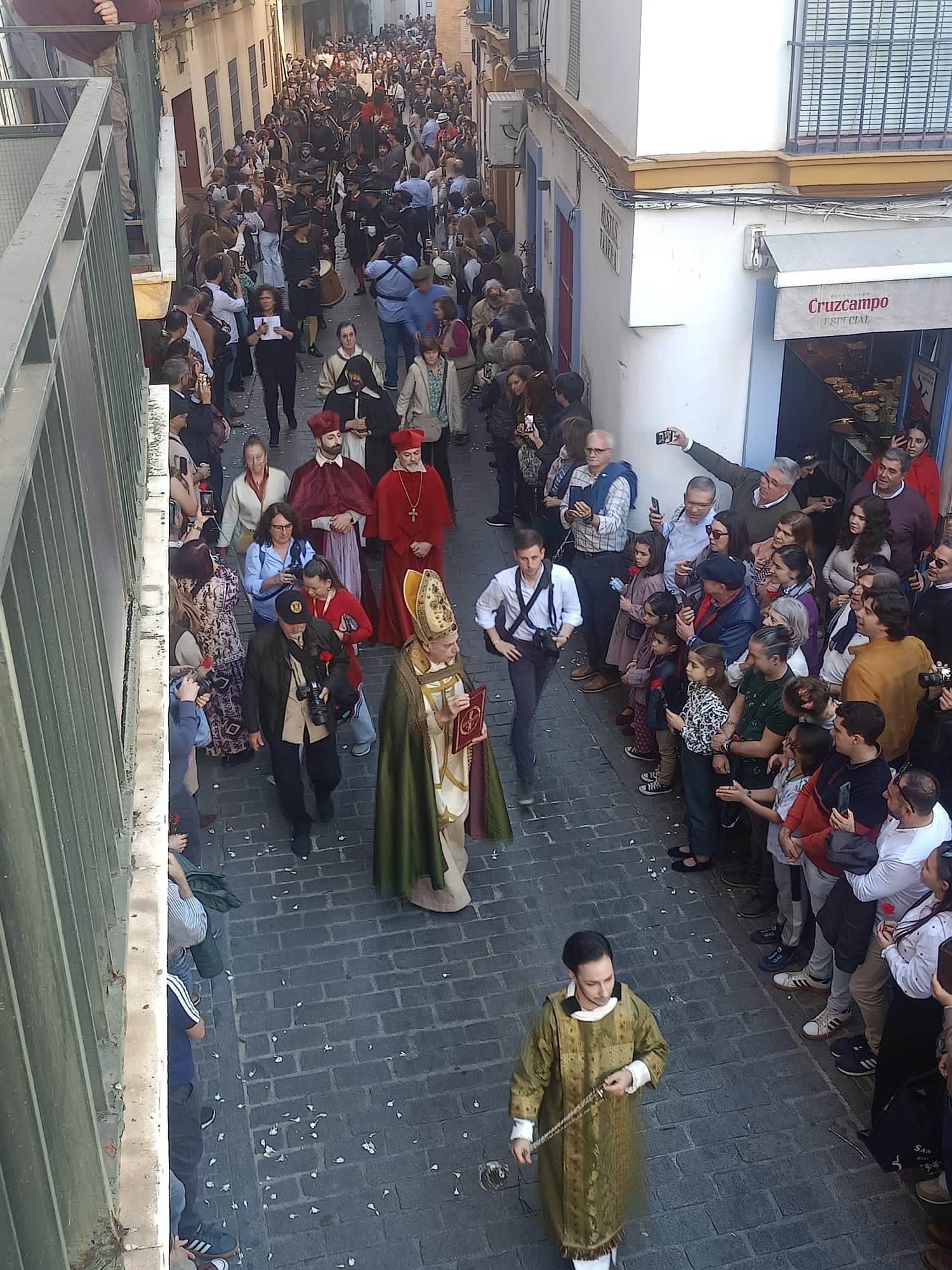 Carlos V e Isabel de Portugal reviven su entrada en Sevilla 500 años después con un desfile sin precedentes - Gastronomía y Moda