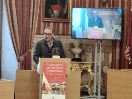 Herrera, Carlos recibe la distinción como embajador de los Mercados Tradicionales de España - Gastronomía y Moda