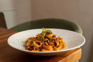 Casa Cuna abre en Sevilla: cocina mediterránea con producto y sofisticación en una espectacular casa palacio del siglo XIX - Gastronomía y Moda