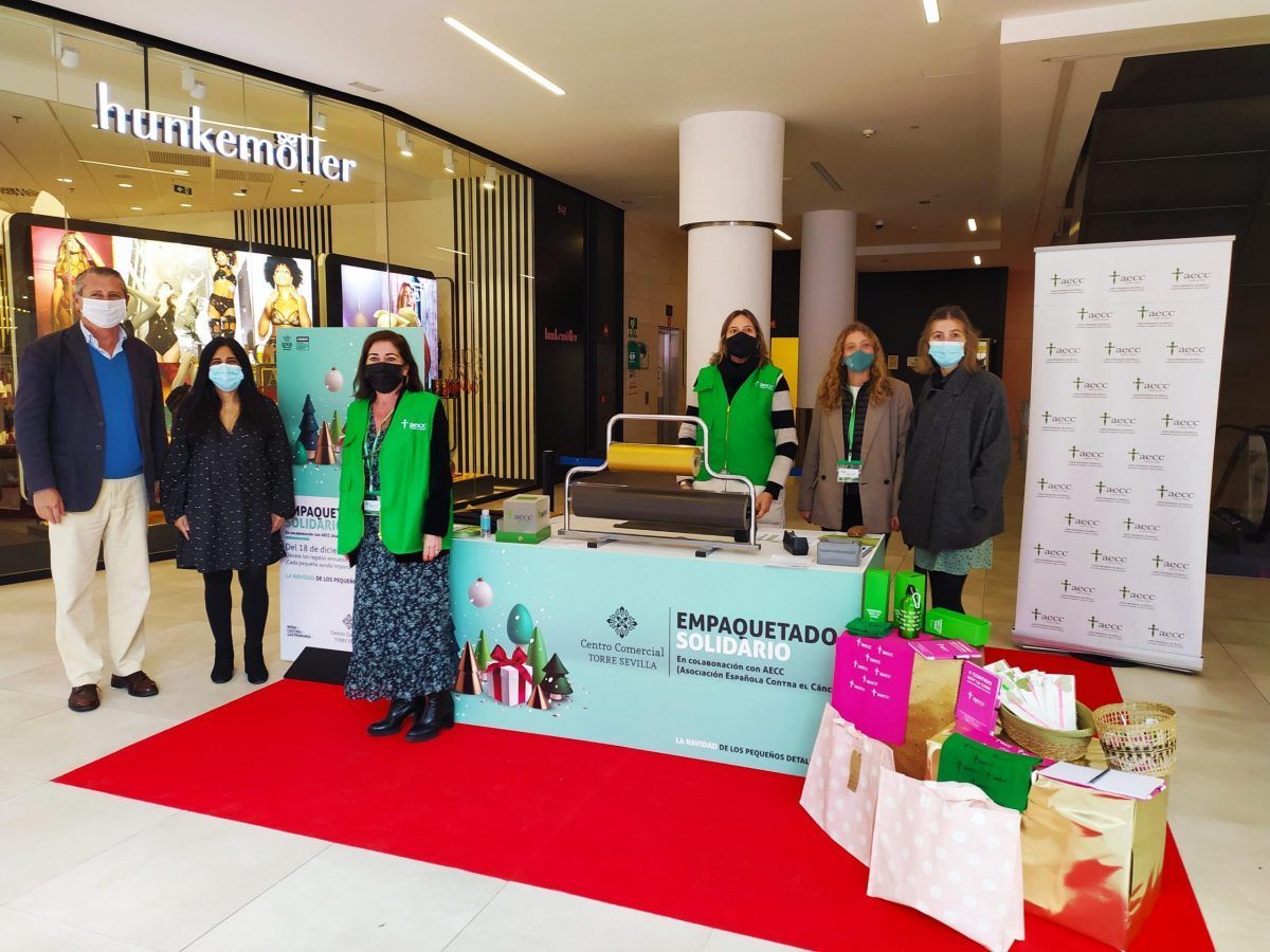 El Centro Comercial TORRE SEVILLA y la AECC colaboran en la Campaña de Navidad con un punto de empaquetado de regalos solidarios y un Portal de Belén - Gastronomía y Moda