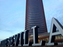 El Centro Comercial está abierto de domingo a jueves en horario de 10.00 de la mañana a 01.00 de la noche y se prolonga hasta las 02.00 los viernes y sábados - Gastronomía y Moda