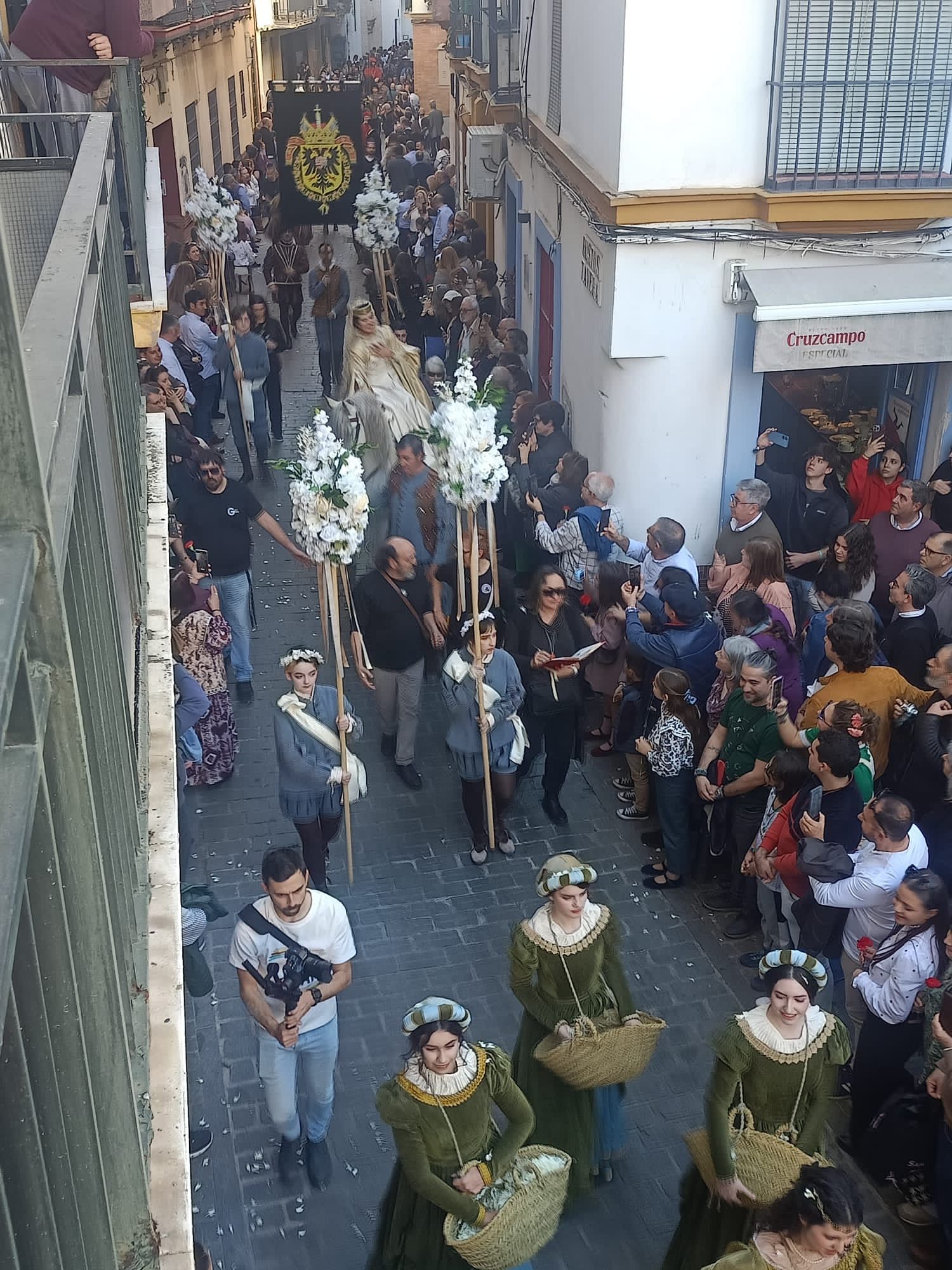 Carlos V e Isabel de Portugal reviven su entrada en Sevilla 500 años después con un desfile sin precedentes - Gastronomía y Moda