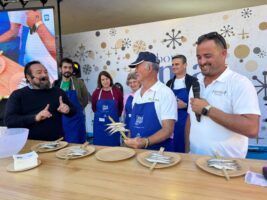 La Gran Feria Sabor a Málaga celebra una gran espetada solidaria con 40 kilos de sardinas - Gastronomía y Moda