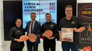 Murcia acoge un evento solidario con 50 cortadores de jamón en apoyo a los afectados por la DANA - Gastronomía y Moda