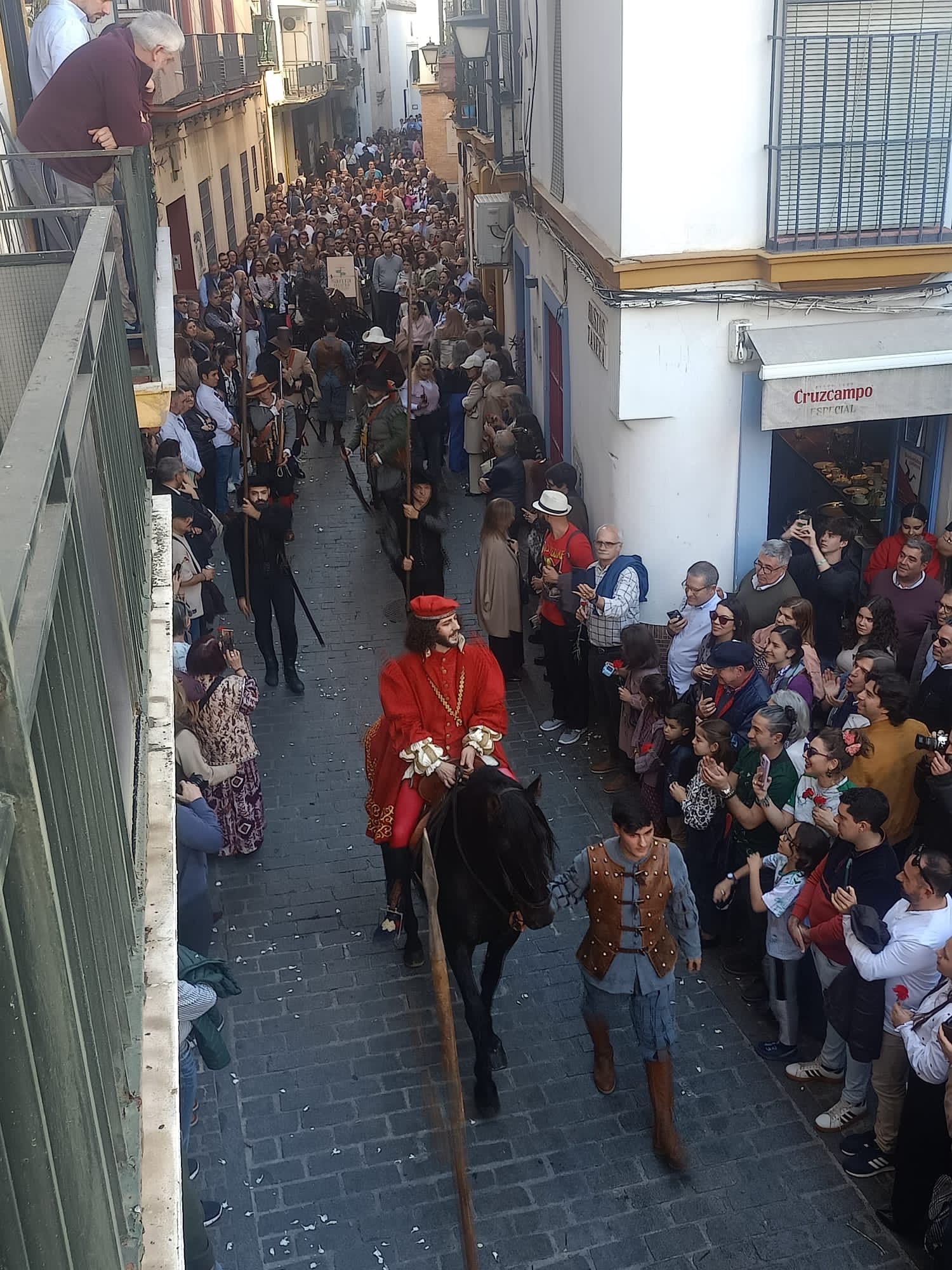 Carlos V e Isabel de Portugal reviven su entrada en Sevilla 500 años después con un desfile sin precedentes - Gastronomía y Moda