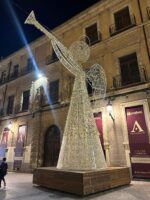 Dos angelotes gigantes de más de 8 metros de altura protagonizarán el encendido de luces de Murcia en la plaza de Santo Domingo - Gastronomía y Moda