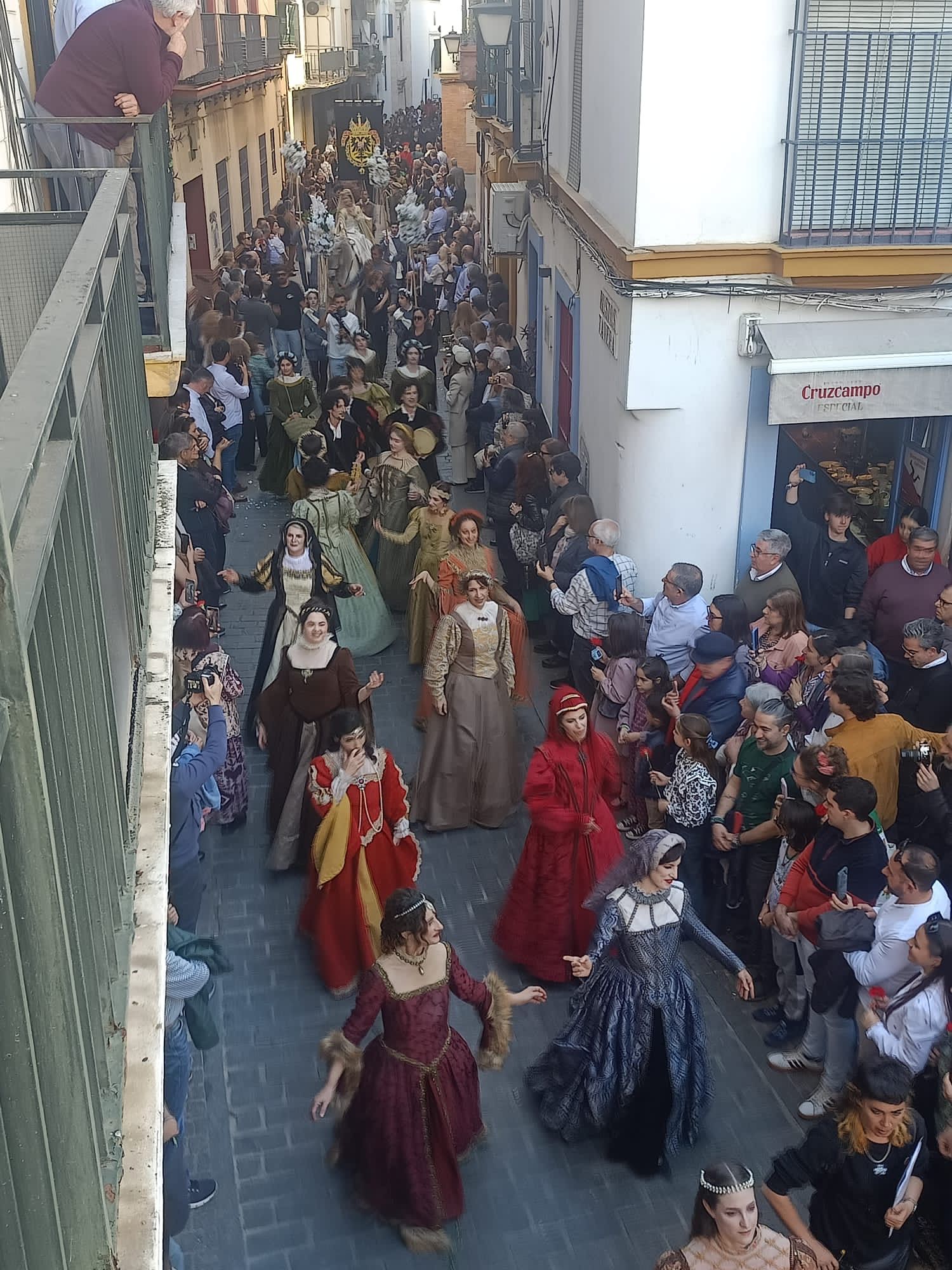 Carlos V e Isabel de Portugal reviven su entrada en Sevilla 500 años después con un desfile sin precedentes - Gastronomía y Moda