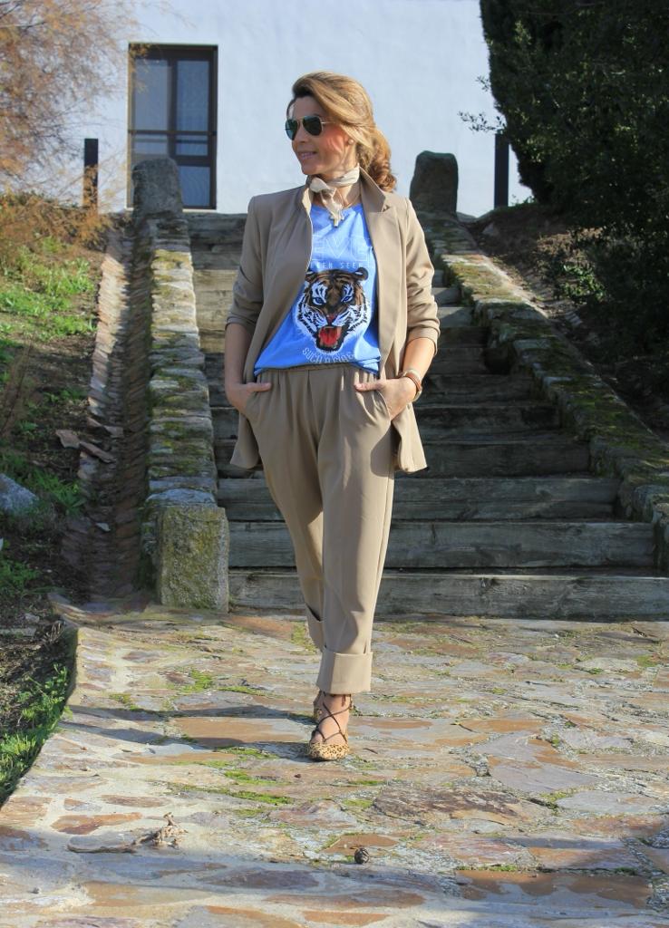 Traje de chaqueta cómodo, versátil y 'Con Esencia' by Marta Mijares Moreno - Gastronomía y Moda