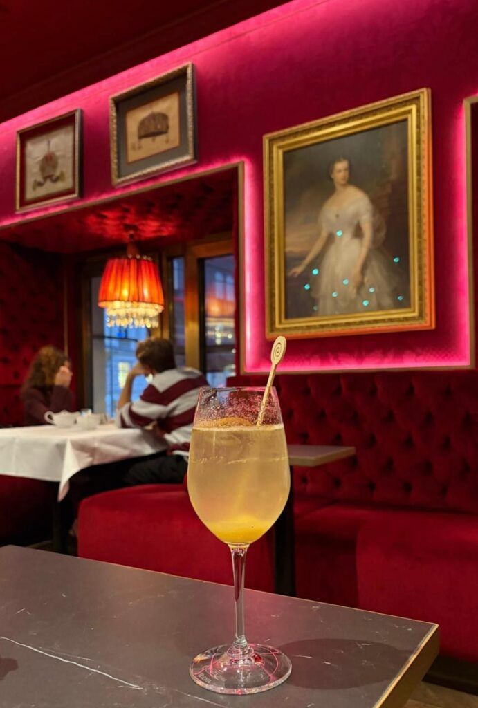 Café Sacher de Viena: así es por dentro una de las cafeterías más famosas de Austria Café Sacher de Viena: así es por dentro una de las cafeterías más famosas de Austria - Gastronomía y Moda