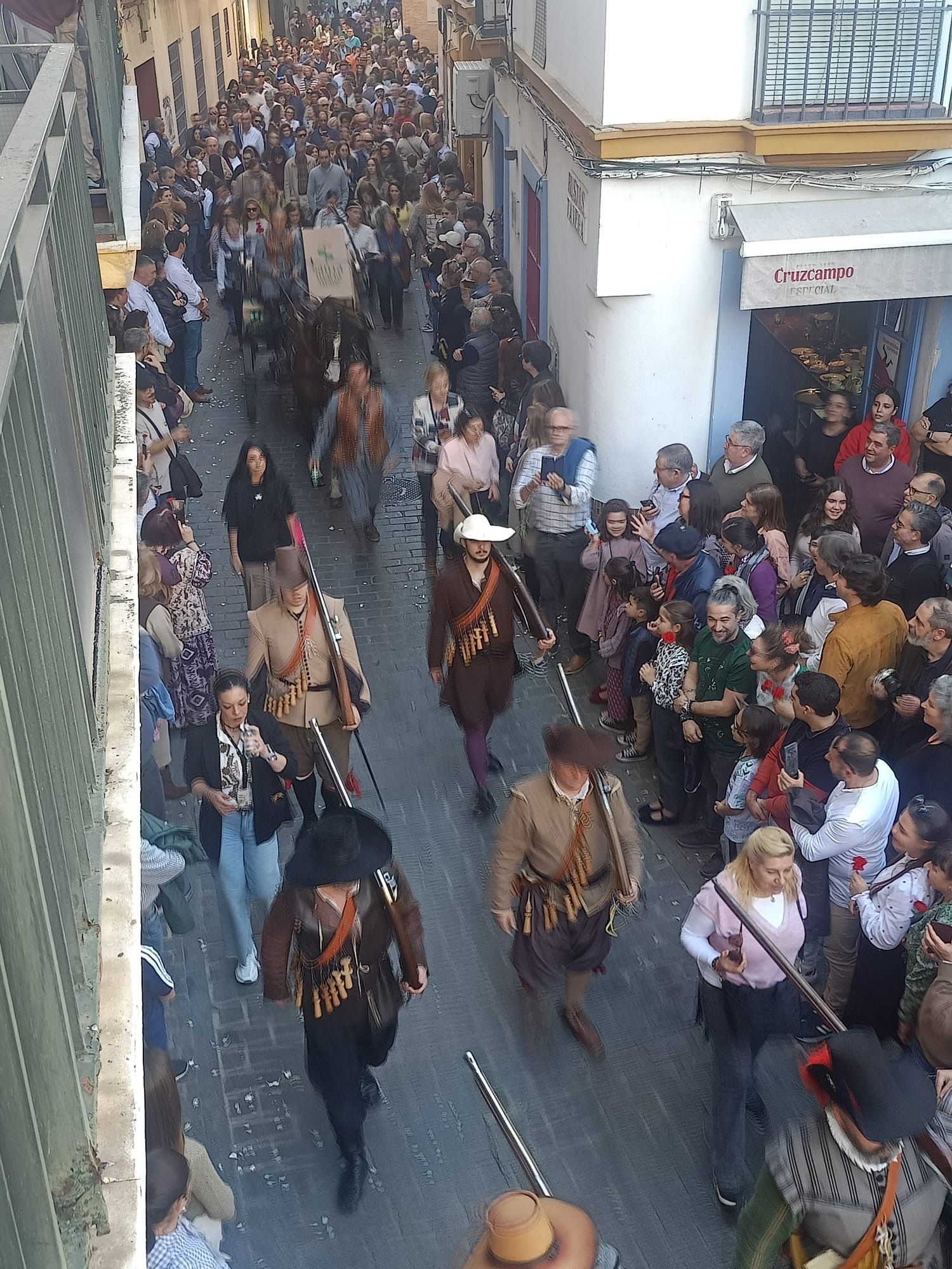 Carlos V e Isabel de Portugal reviven su entrada en Sevilla 500 años después con un desfile sin precedentes - Gastronomía y Moda