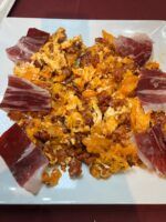 La influencer Lola Martín descubre el restaurante escondido en la Sierra de Aracena y Picos de Aroche que está conquistando a los amantes de la cocina tradicional - Gastronomía y Moda