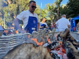 La Gran Feria Sabor a Málaga celebra una gran espetada solidaria con 40 kilos de sardinas - Gastronomía y Moda