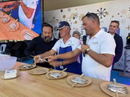 La Gran Feria Sabor a Málaga celebra una gran espetada solidaria con 40 kilos de sardinas - Gastronomía y Moda