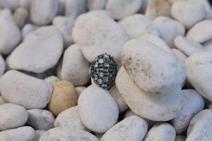 Luce anillo con 'pedrusco' Dlujo Jewel sin necesidad de dejarte el sueldo - Gastronomía y Moda