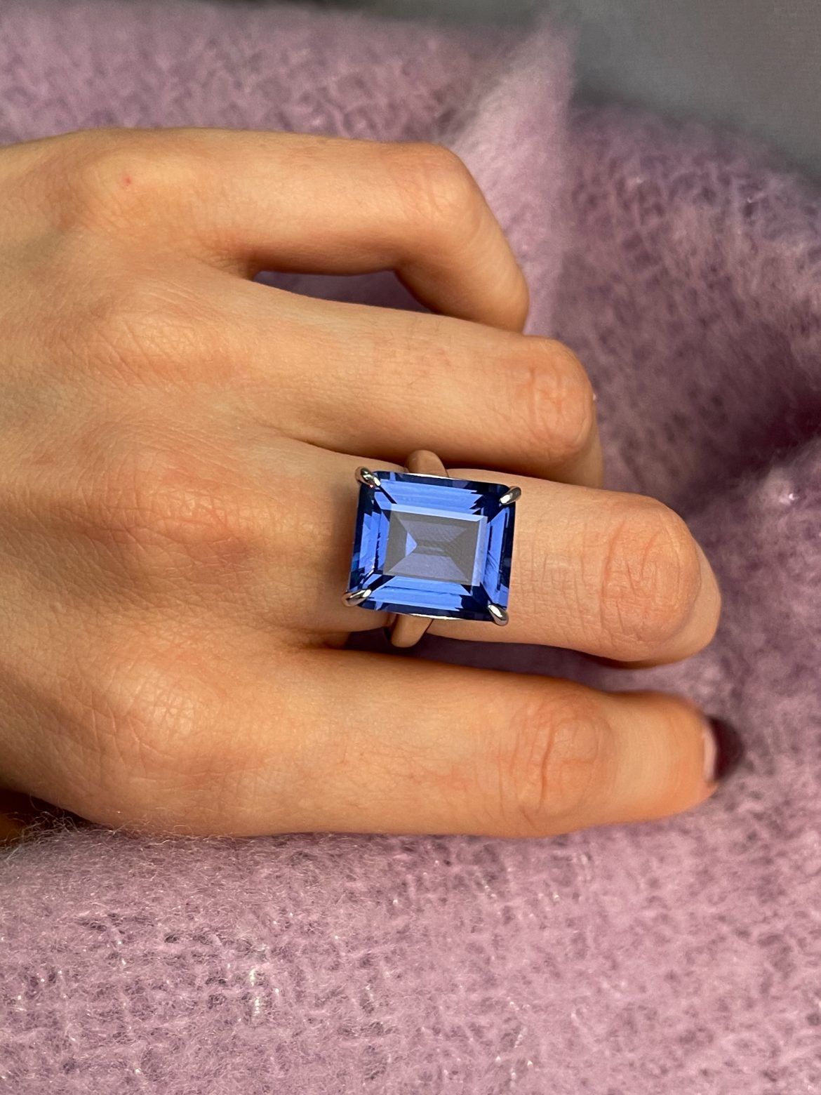 Luce anillo con ‘pedrusco’ Dlujo Jewel sin necesidad de dejarte el sueldo Luce anillo con 'pedrusco' Dlujo Jewel sin necesidad de dejarte el sueldo - Gastronomía y Moda
