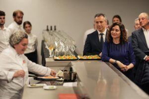 Díaz Ayuso se vuelca con los alimentos de proximidad con la campaña 'Para Navidad, regala Madrid' - Gastronomía y Moda