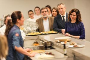 Díaz Ayuso se vuelca con los alimentos de proximidad con la campaña 'Para Navidad, regala Madrid' - Gastronomía y Moda