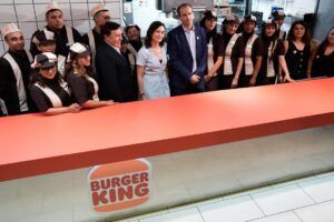 Díaz Ayuso celebra el 50º aniversario de Burger King en España en el emblemático local de la Plaza de los Cubos - Gastronomía y Moda