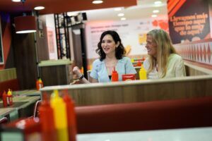 Díaz Ayuso celebra el 50º aniversario de Burger King en España en el emblemático local de la Plaza de los Cubos - Gastronomía y Moda