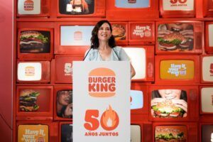 Díaz Ayuso celebra el 50º aniversario de Burger King en España en el emblemático local de la Plaza de los Cubos - Gastronomía y Moda