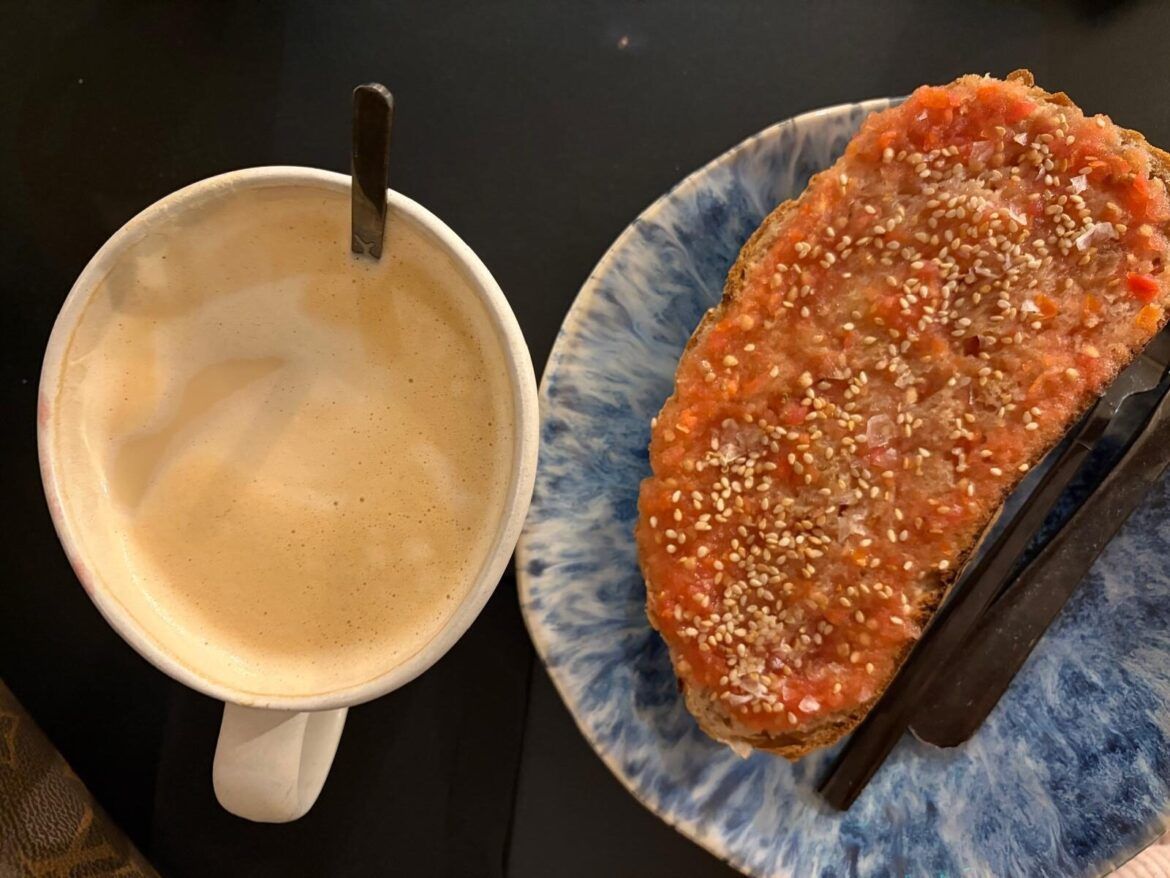 Adèlia Café eleva el desayuno en Santiago de Compostela con pan artesano, café de especialidad y un espacio pet friendly - Gastronomía y Moda