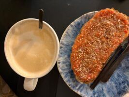 Adèlia Café eleva el desayuno en Santiago de Compostela con pan artesano, café de especialidad y un espacio pet friendly - Gastronomía y Moda