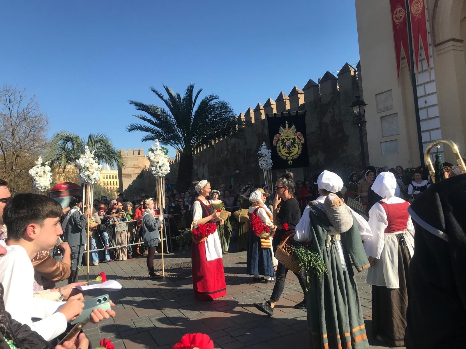 Carlos V e Isabel de Portugal reviven su entrada en Sevilla 500 años después con un desfile sin precedentes - Gastronomía y Moda