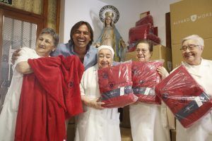 Álvaro Moreno entrega 300 “Mantas con Alma” y una donación de 16.000 euros a las Hijas de la Caridad del Pumarejo para su Comedor Social - Gastronomía y Moda