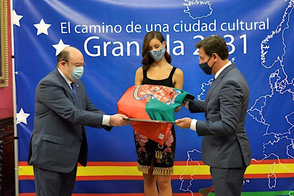 El Ayuntamiento de Granada entrega la bandera de la ciudad al aspirante por Granada en el cestamen Miss World Spain - Gastronomía y Moda