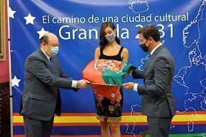 El Ayuntamiento de Granada entrega la bandera de la ciudad al aspirante por Granada en el cestamen Miss World Spain - Gastronomía y Moda