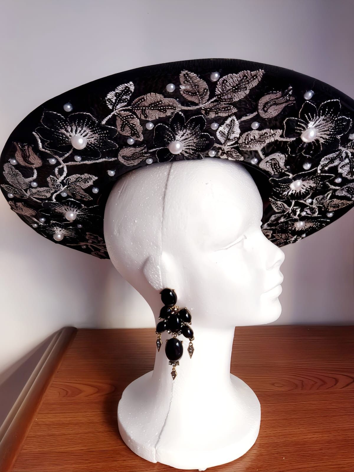 Teresa Carreira: artesanía exclusiva que eleva el sombrero cordobés a una pieza de alta creación - Gastronomía y Moda
