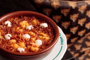 Casa Aníbal rinde homenaje a los guisos tradicionales con el ciclo gastronómico A Fuego Lento en Sevilla