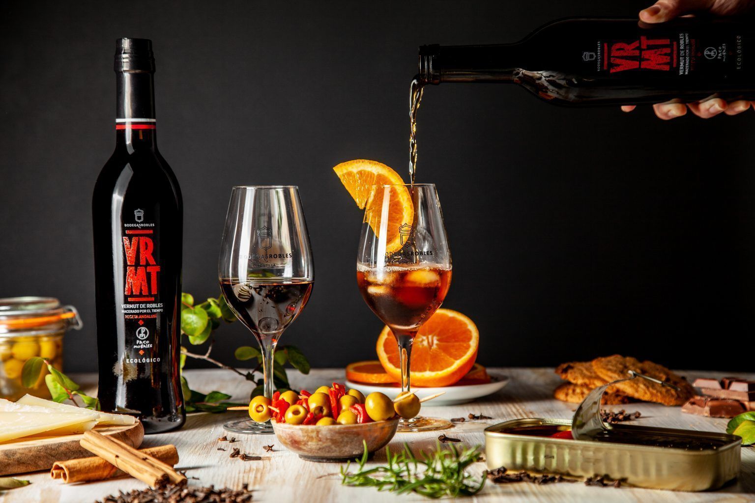 “VRMT Receta Andalusí”, el vermut de Bodegas Robles y Paco Morales - Gastronomía y Moda