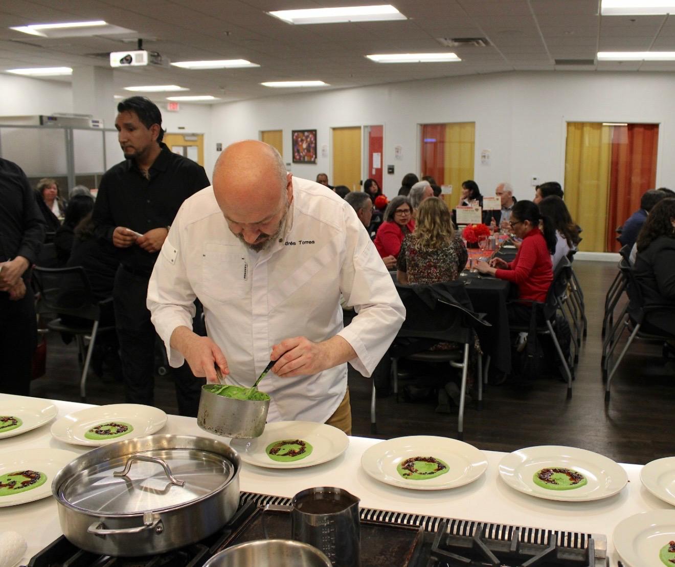 El chef Andrés Torres lidera en Estados Unidos una acción solidaria que emociona al mundo gastronómico - Gastronomía y Moda
