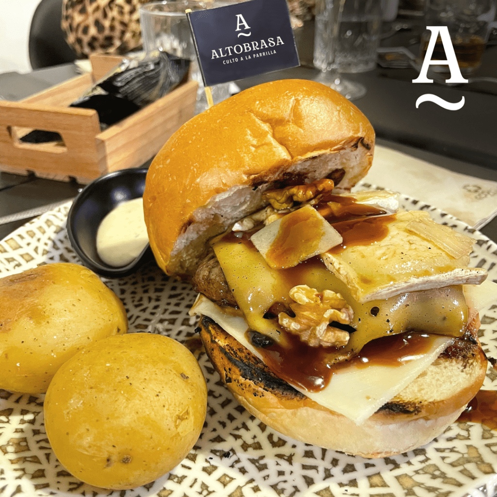 Si eres amante de las hamburguesas, a Altobrasa deberás ir Si eres amante de las hamburguesas, a Altobrasa deberás ir - Hamburguesa 4 quesos - Gastronomía y Moda