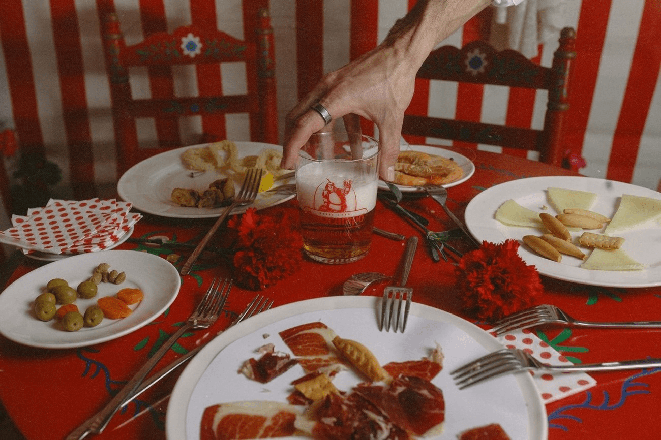 Cruzcampo tendrá presencia en el 90% de las casetas y en la portada de la Feria de Abril de Sevilla 2024 - Gastronomía y Moda