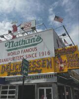 Este es el restaurante que debes visitar para probar el perrito caliente más famoso de Coney Island - Gastronomía y Moda