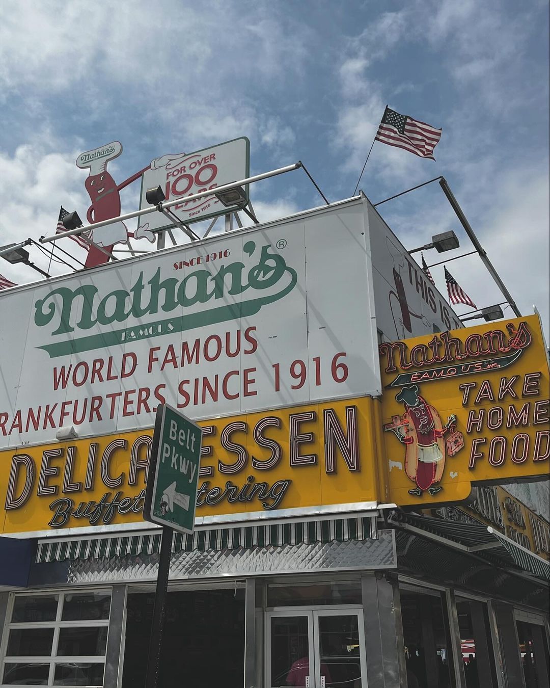 Este es el restaurante que debes visitar para probar el perrito caliente más famoso de Coney Island - Gastronomía y Moda