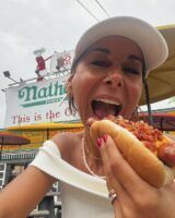 Este es el restaurante que debes visitar para probar el perrito caliente más famoso de Coney Island - Gastronomía y Moda
