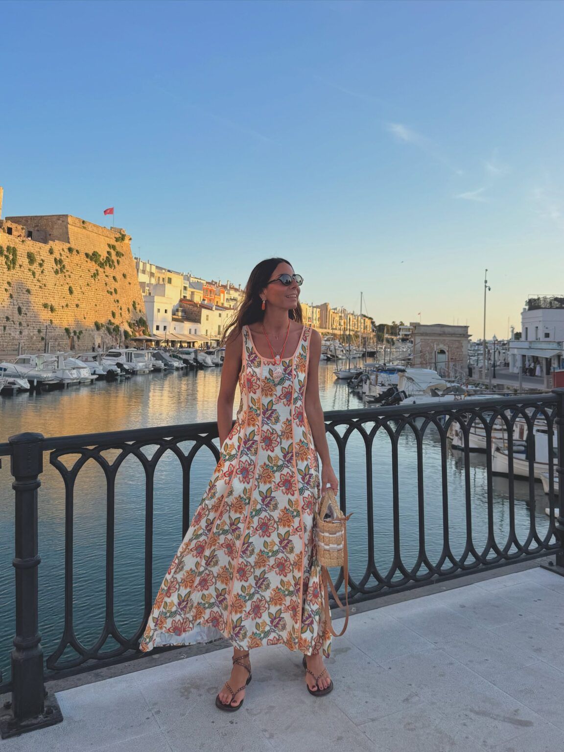 Mónica Sánchez del Monte descubre el encanto del Puerto de Ciutadella con un look de inspiración mediterránea - Gastronomía y Moda